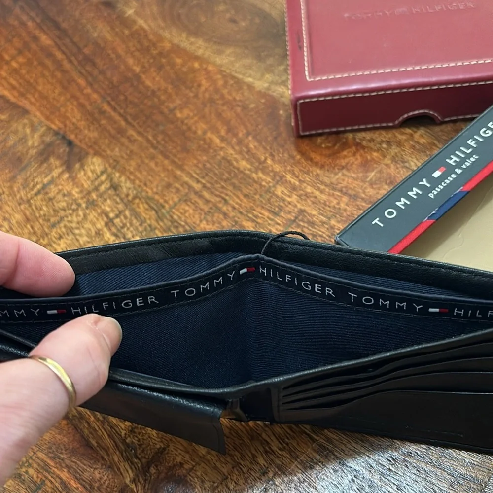 NIB Tommy Hilfiger Passcase & Valet Wallet Men's Bifold Black Genuine Leather
